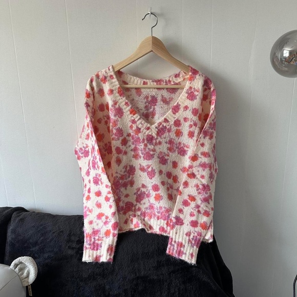 Soft pink floral v-neck sweater - Picture 3 of 8